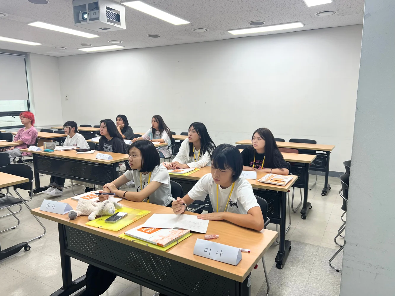 韓国語レッスンに取り組む、過去のキャンプの様子