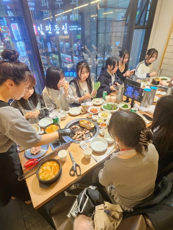 仲間と囲む、韓国での食事
