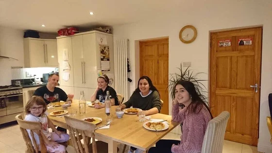 食卓での会話も、英語を使う機会に