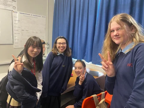 現地の生徒と交流する学校生活の一例