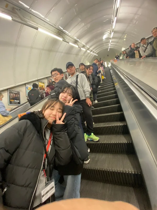 仲間と移動するキャンプの一場面
