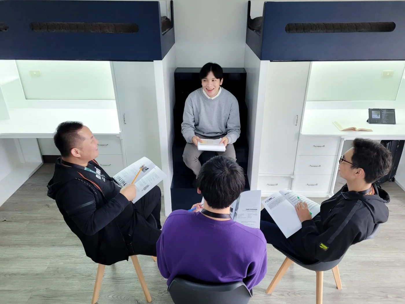 API BECI Sparta 3人の学生と講師の同室タイプ