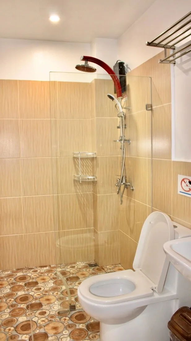 Boracay Coco English Academy 寮のシャワー・トイレ（Triple Room）