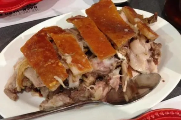 これだけは、絶対に食べたい!!フィリピン料理 10選|2. レチョン (Lechon)
