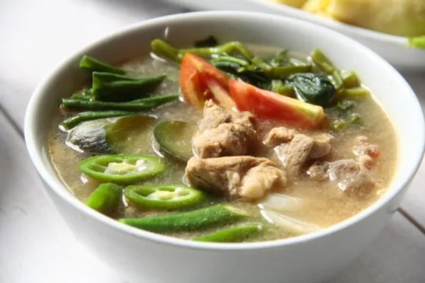 これだけは、絶対に食べたい!!フィリピン料理 10選|3. シニガン (Sinigang)