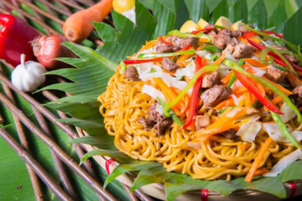 これだけは、絶対に食べたい!!フィリピン料理 10選|5. パンシット (Pancit)